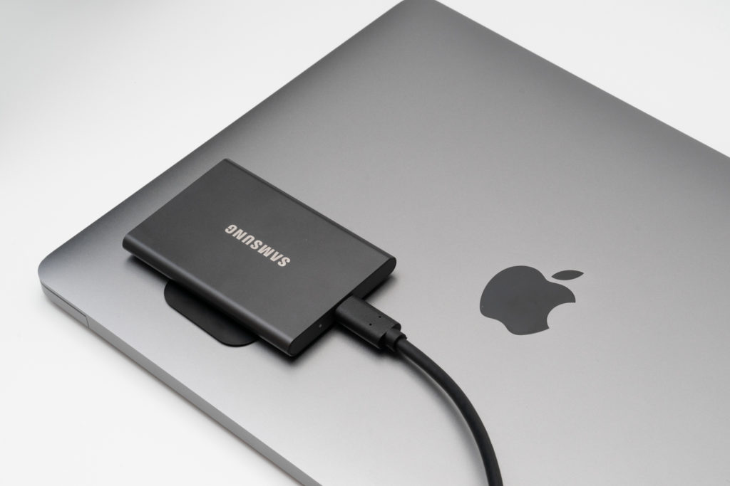 MacBookのSSD容量が足りないなら、ポータブルSSDを貼ればいいじゃないか
